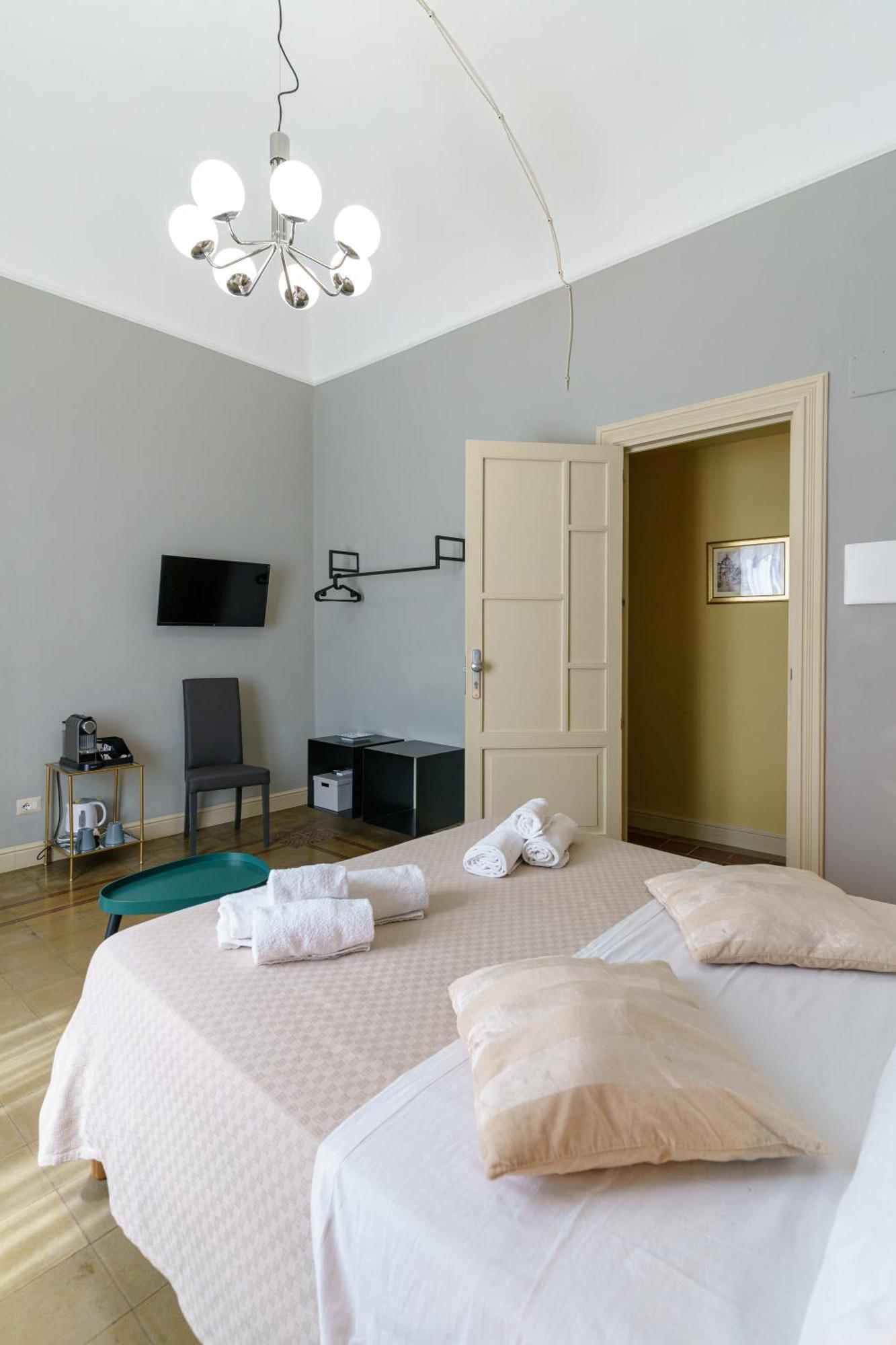 Bed and Breakfast La Finestra Sul Duomo Катания Экстерьер фото