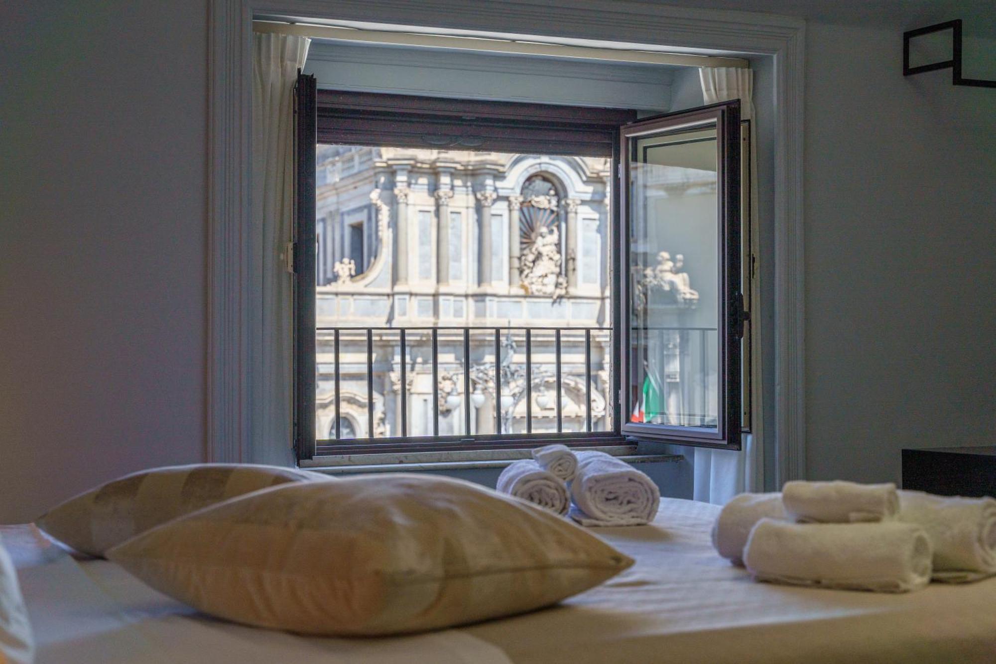 Bed and Breakfast La Finestra Sul Duomo Катания Экстерьер фото